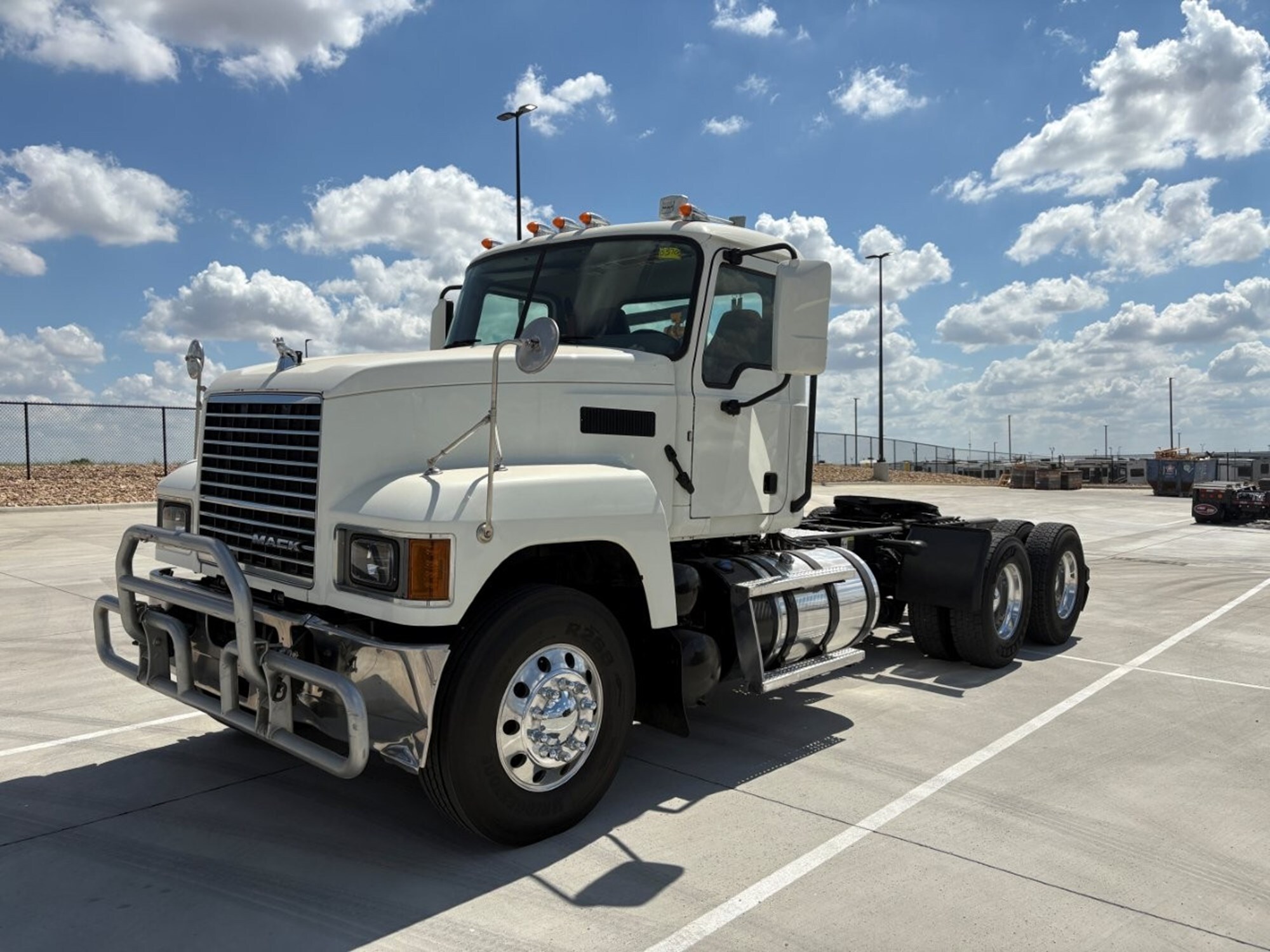 2020 MACK PINNACLE in Alvarado, TX