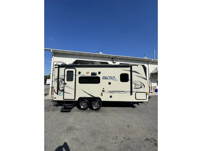 2018 FOREST RIVER FLAGSTAFF MICRO LITE 21FBRS