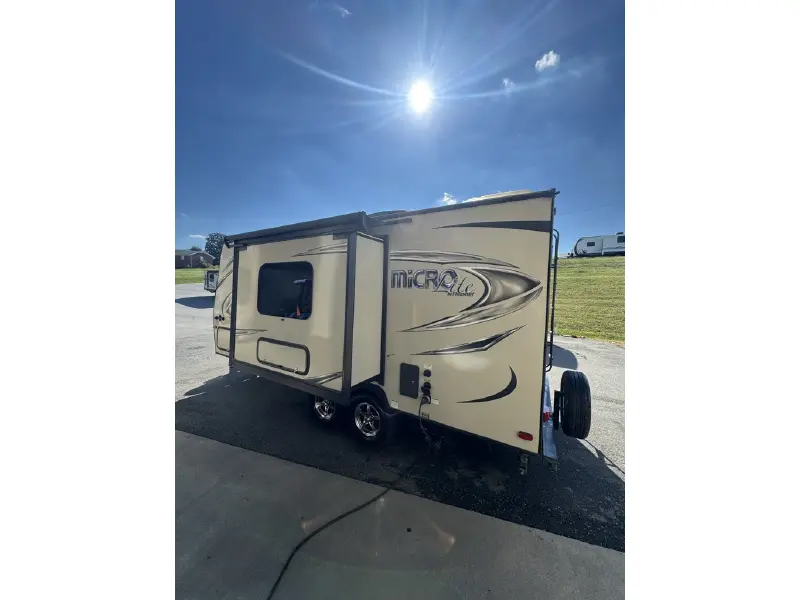 2018 FOREST RIVER FLAGSTAFF MICRO LITE 21FBRS