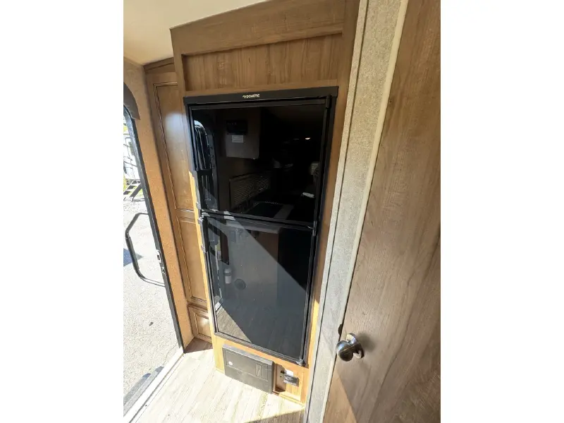 2018 FOREST RIVER FLAGSTAFF MICRO LITE 21FBRS