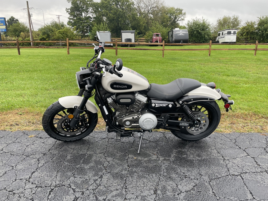 2025 Benda CHINCHILLA 300 - WHITE in Marengo, IL