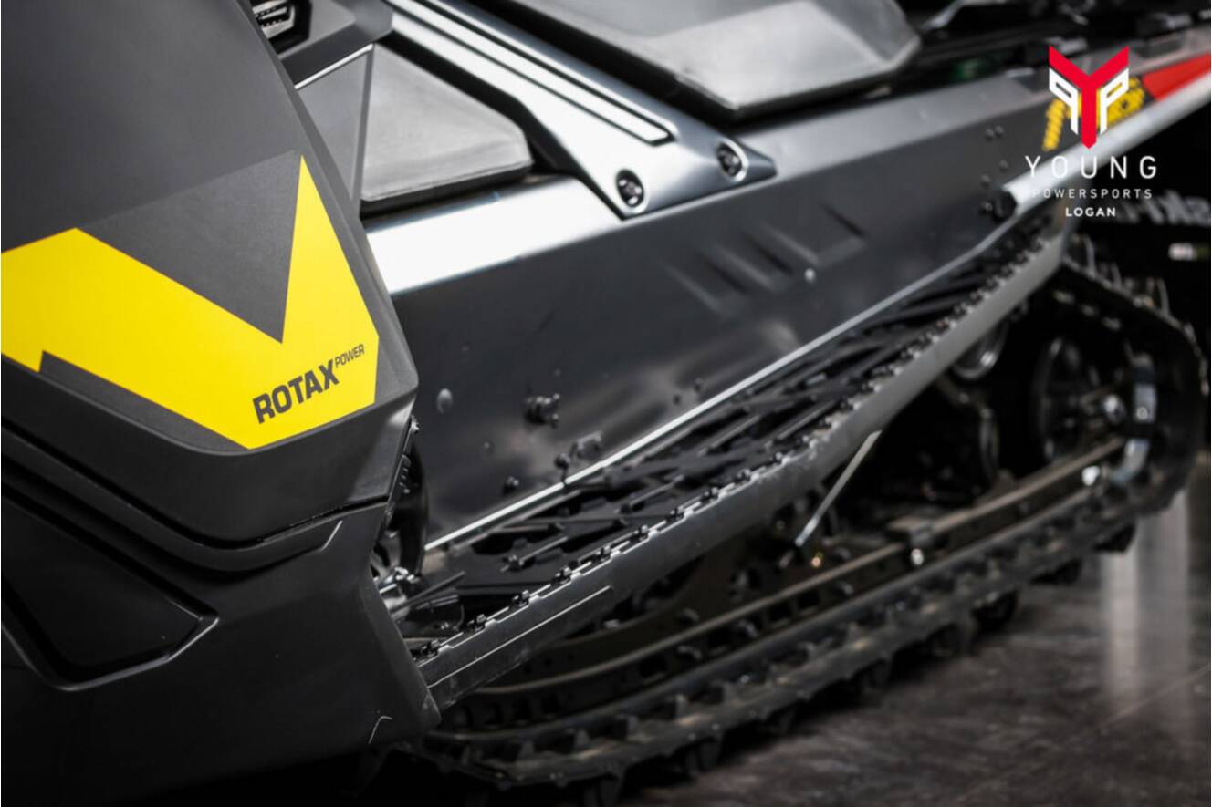A photo of this 2025 Ski-Doo Summit® NEO 600 EFI - 85 H_Al Hurricane 1.75 with Fl