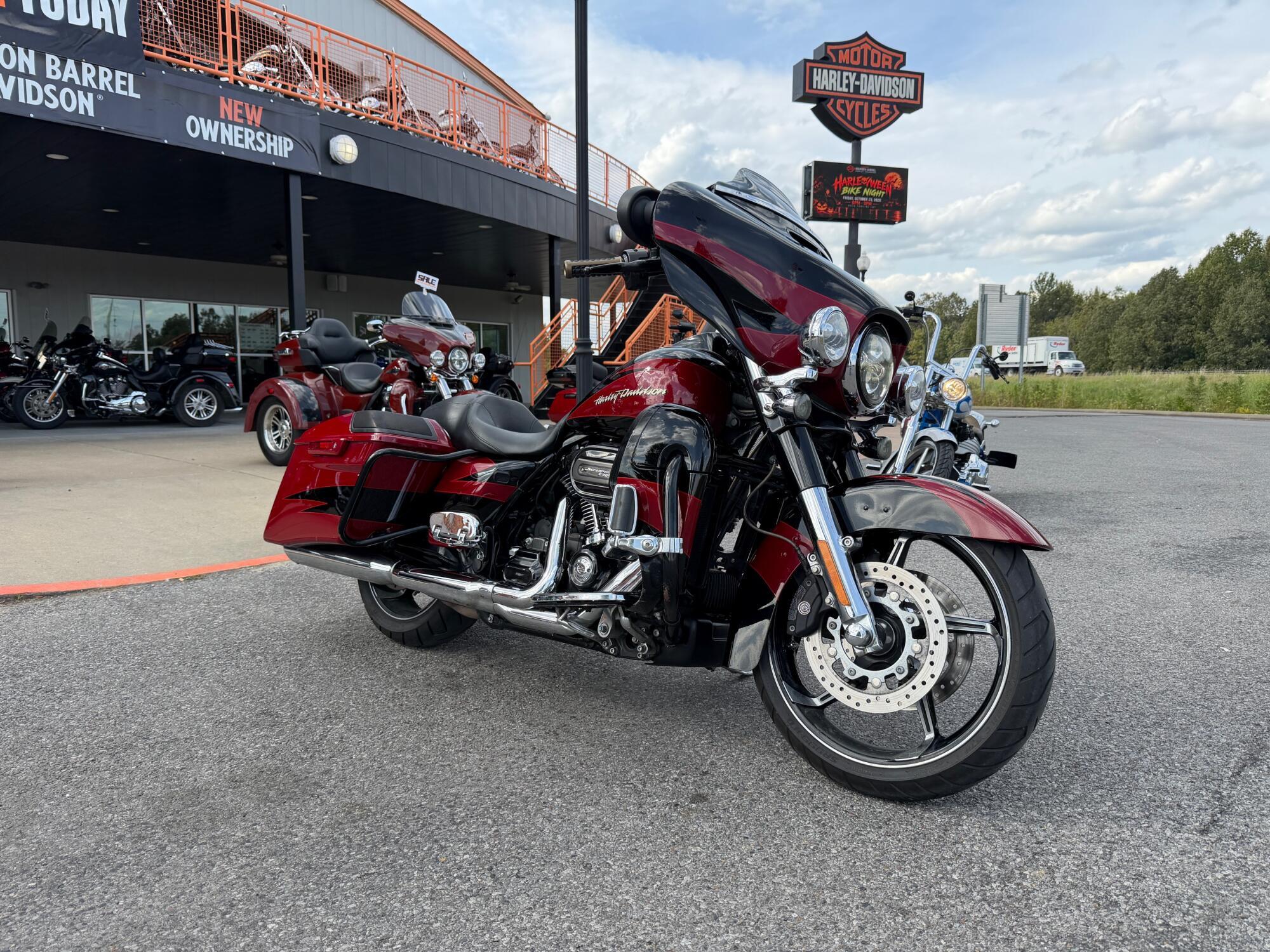 2017 Harley-Davidson CVO Street Glide CVO in Winterville, NC