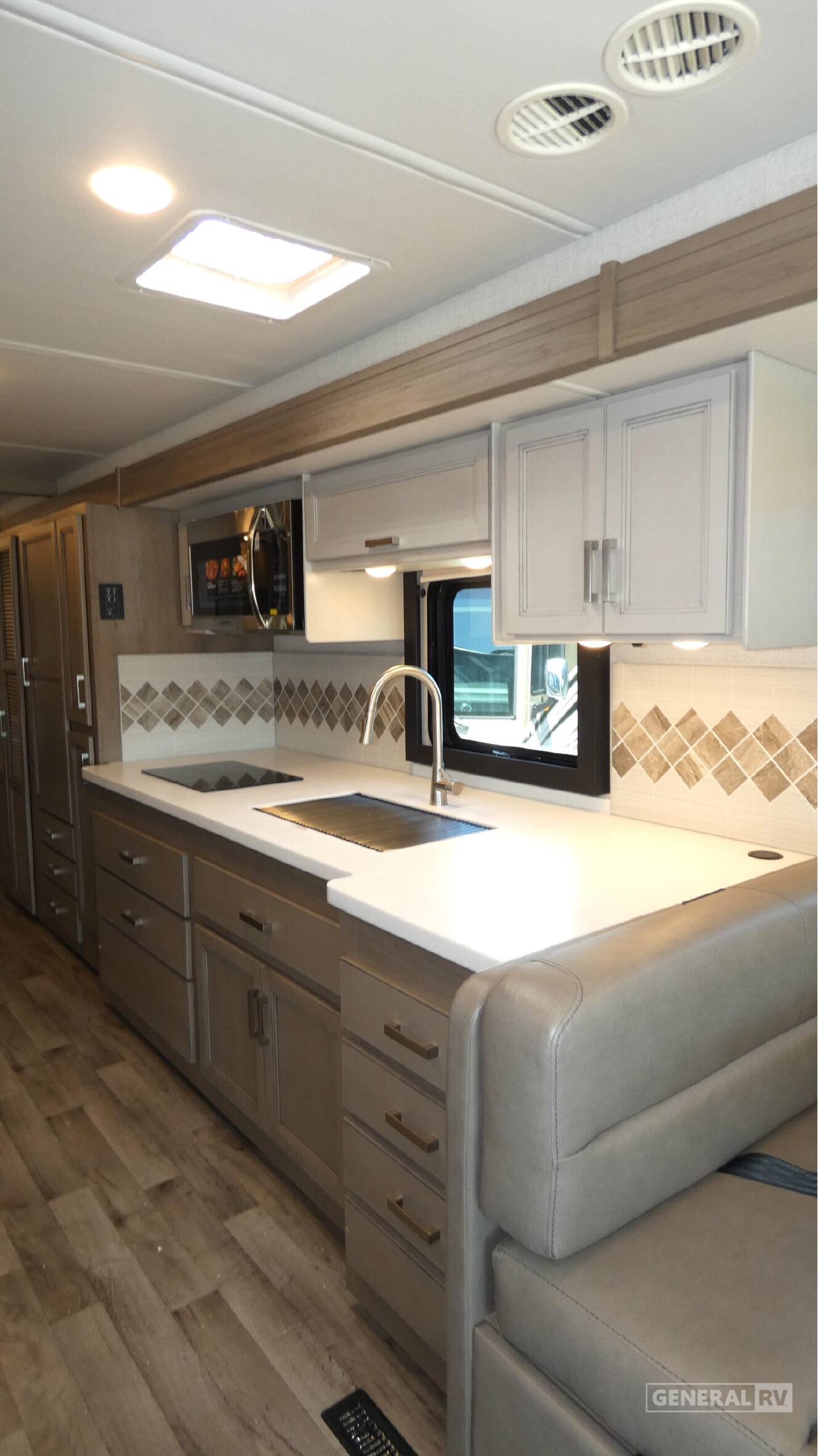 A photo of this 2026 Thor Motor Coach PALAZZO GT 33.6