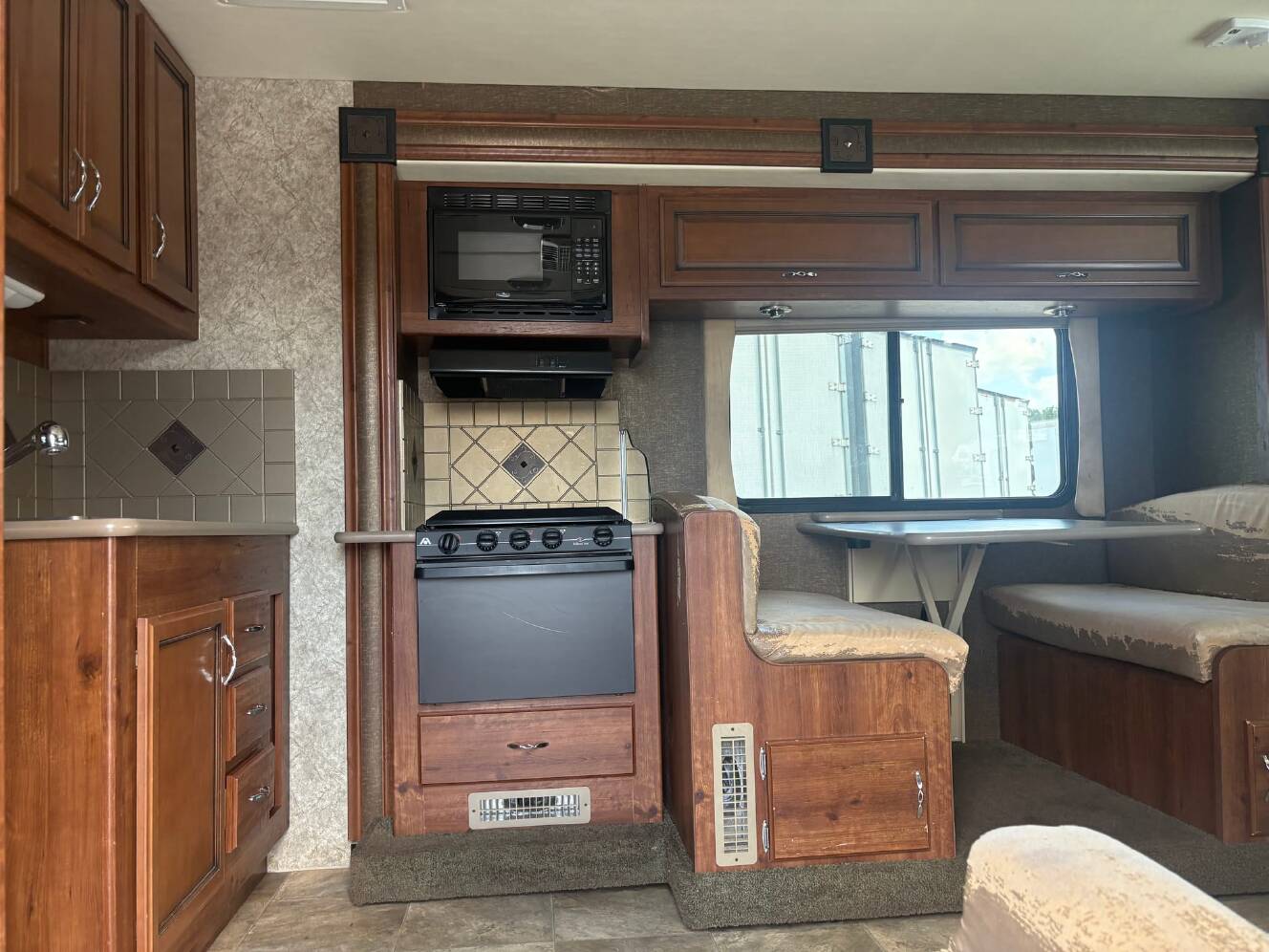 A photo of this 2014 Fleetwood Storm 32H