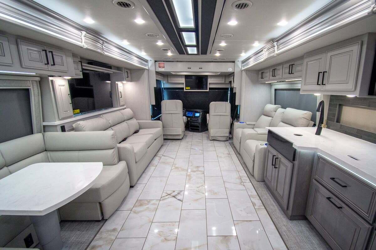 2027 Fleetwood Discovery LXE 44B in alvarado TX
