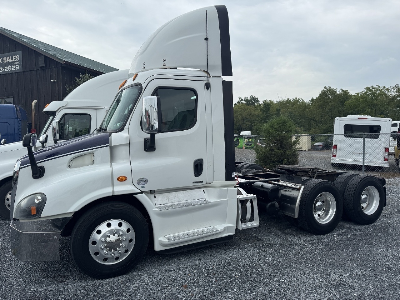 2016 FREIGHTLINER CASCADIA 113 in Bethel, PA