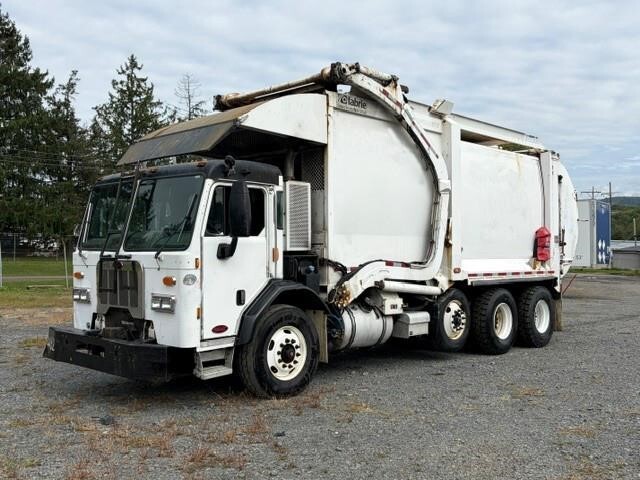 2017 PETERBILT 320 in Coopersburg, PA