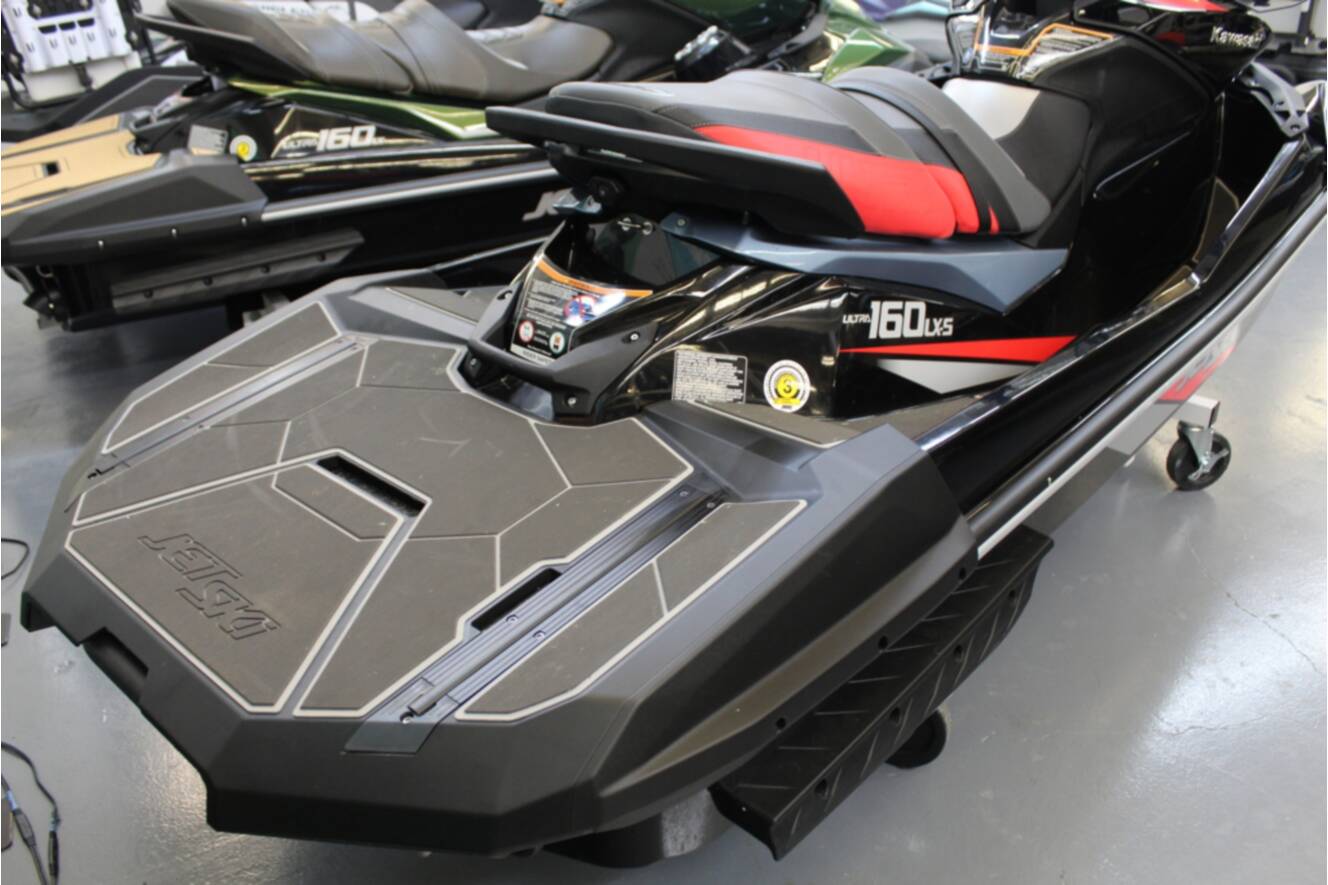 A photo of this 2025 Kawasaki Ultra 160 LX-S