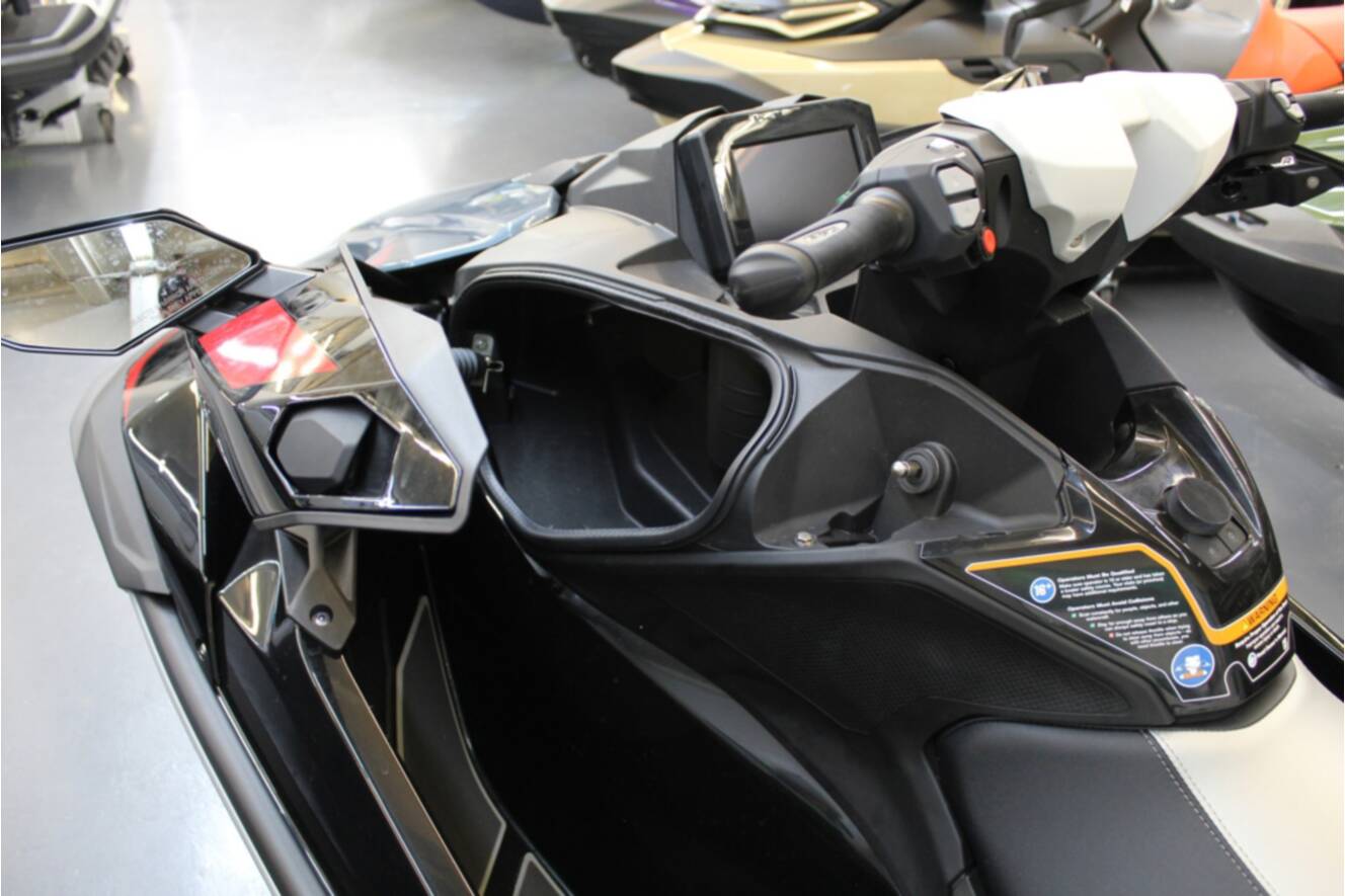 A photo of this 2025 Kawasaki Ultra 160 LX-S
