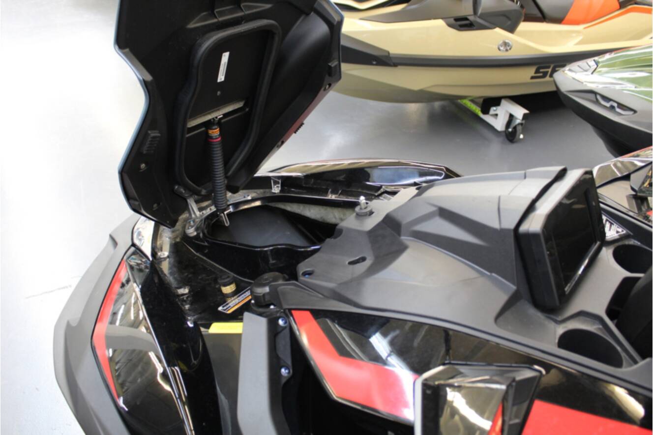 A photo of this 2025 Kawasaki Ultra 160 LX-S