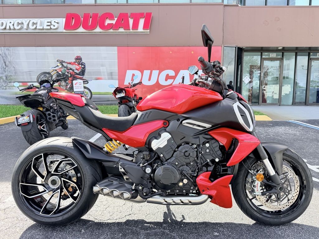 2024 Ducati Diavel V4 Red V4 in Miami, FL