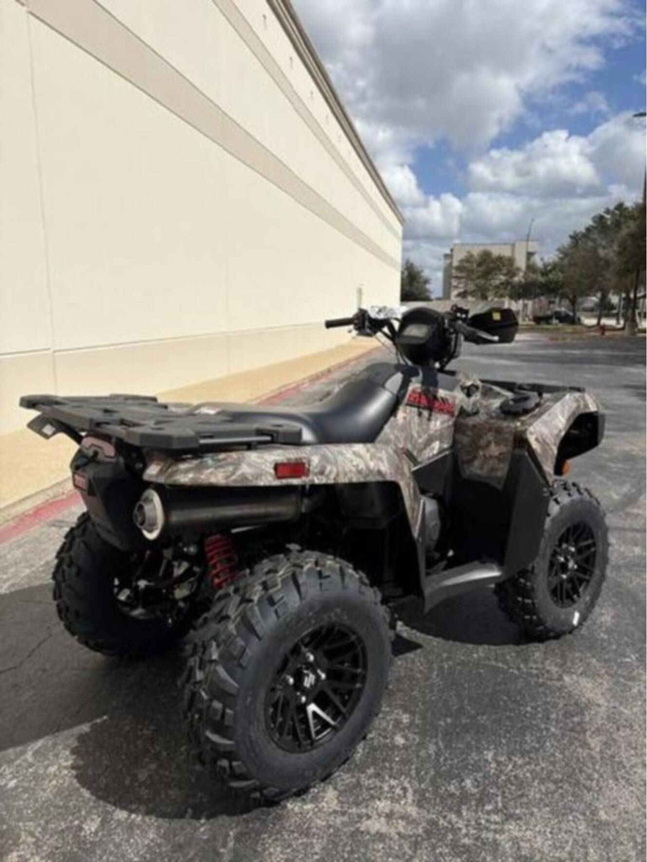 A photo of this 2025 Suzuki KingQuad 500AXi Power Steering SE Camo