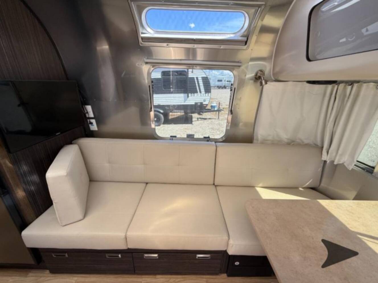 A photo of this 2019 Airstream International Signature 25RB