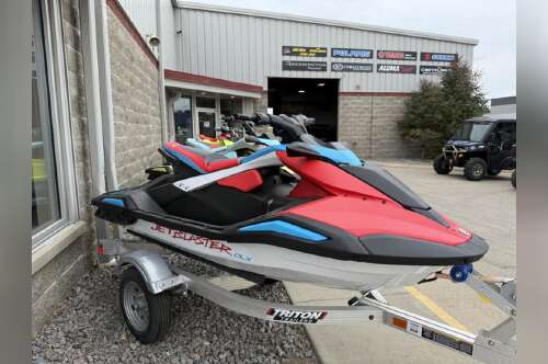 2025 Yamaha Waverunners Jetblaster DLX 3-Up in red wing MN