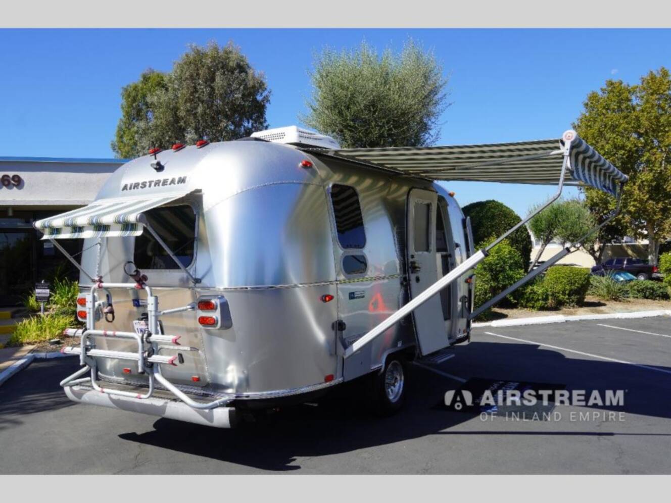 A photo of this 2018 Airstream TOMMY BAHAMA 19CB