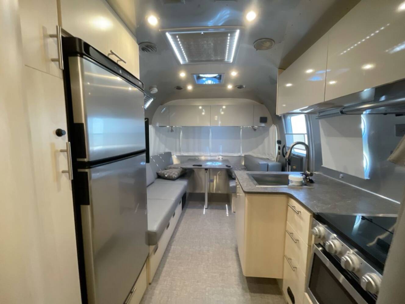 A photo of this 2022 Airstream Flying Cloud 25RB Queen