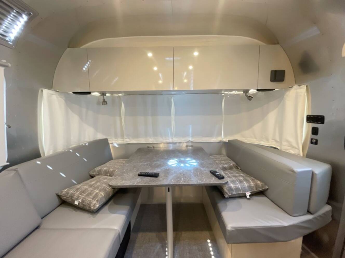 A photo of this 2022 Airstream Flying Cloud 25RB Queen