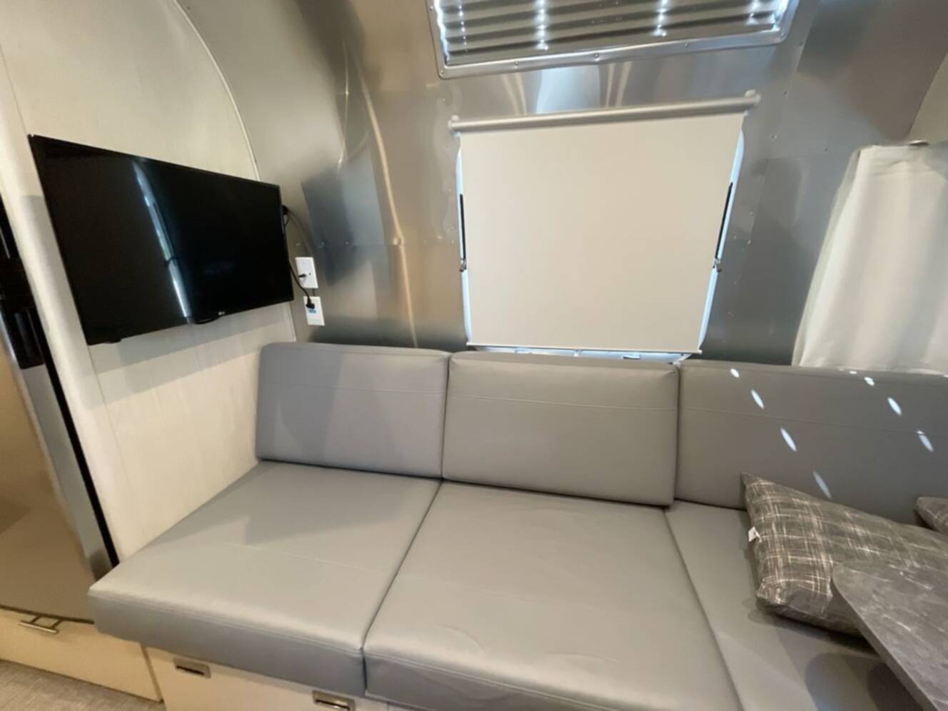 A photo of this 2022 Airstream Flying Cloud 25RB Queen