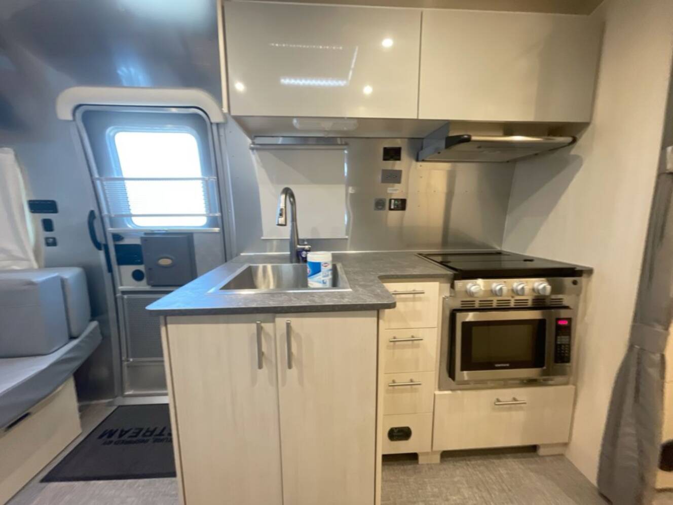 A photo of this 2022 Airstream Flying Cloud 25RB Queen