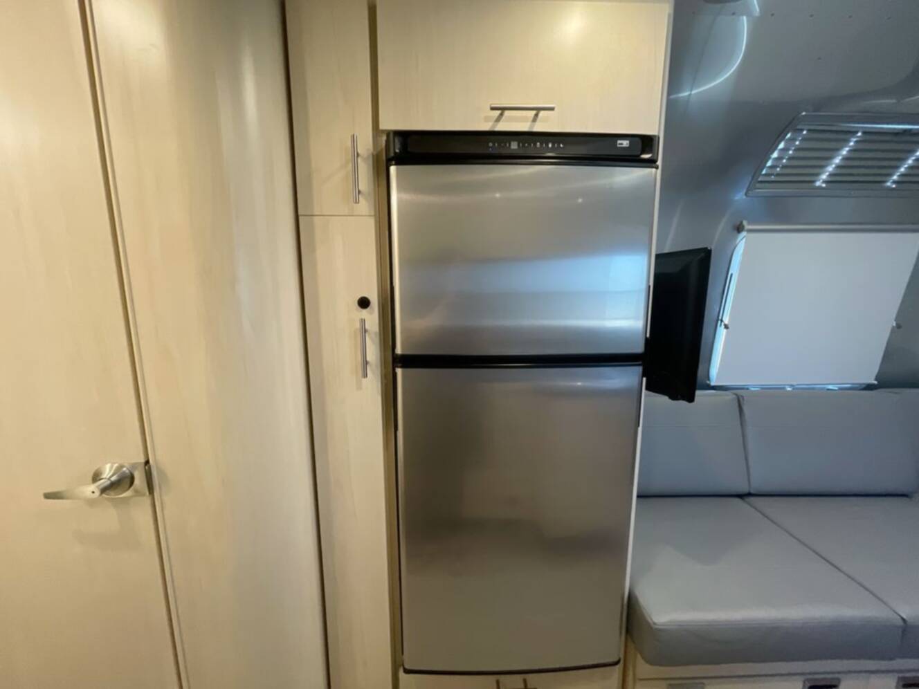 A photo of this 2022 Airstream Flying Cloud 25RB Queen