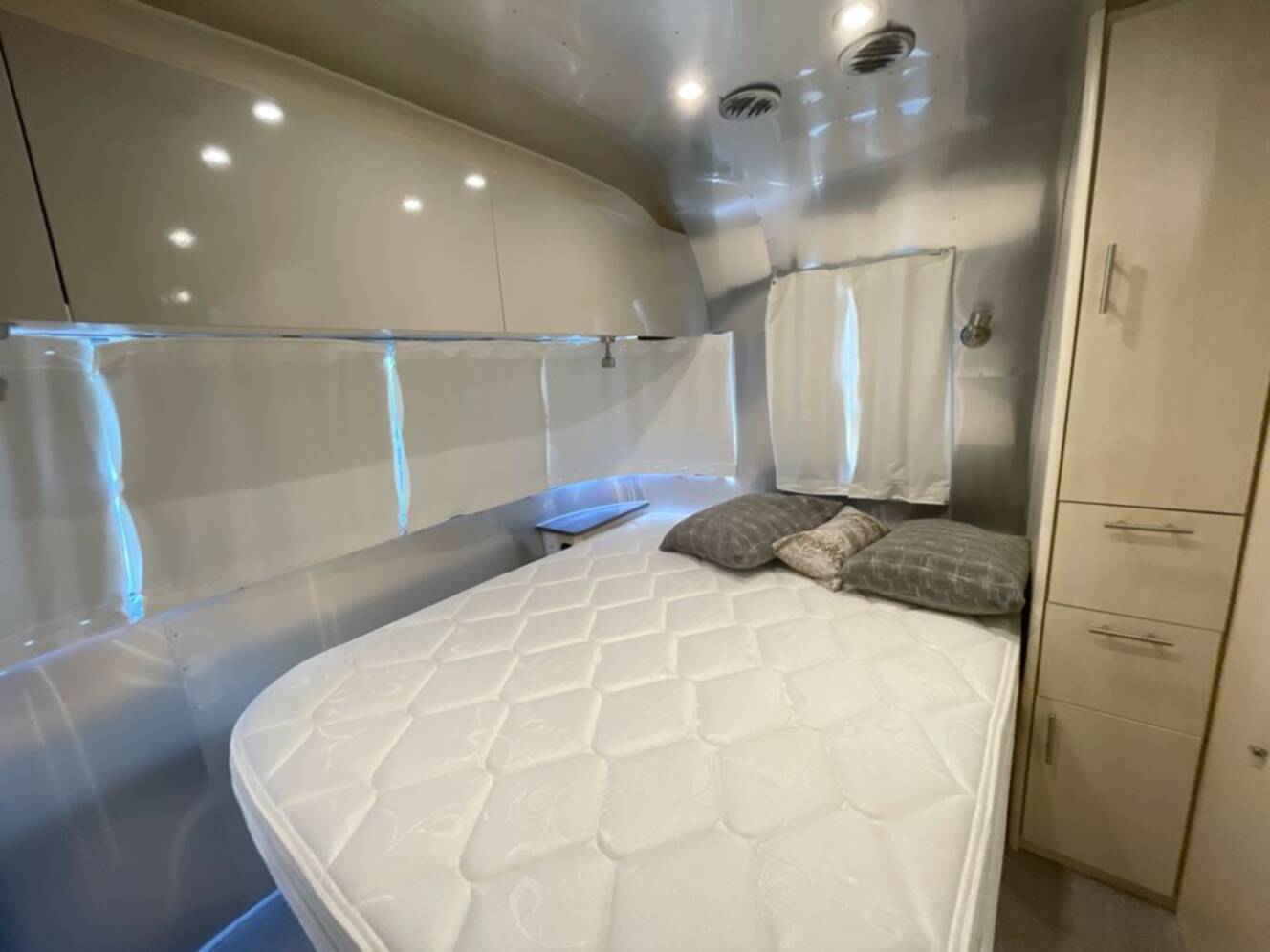 A photo of this 2022 Airstream Flying Cloud 25RB Queen