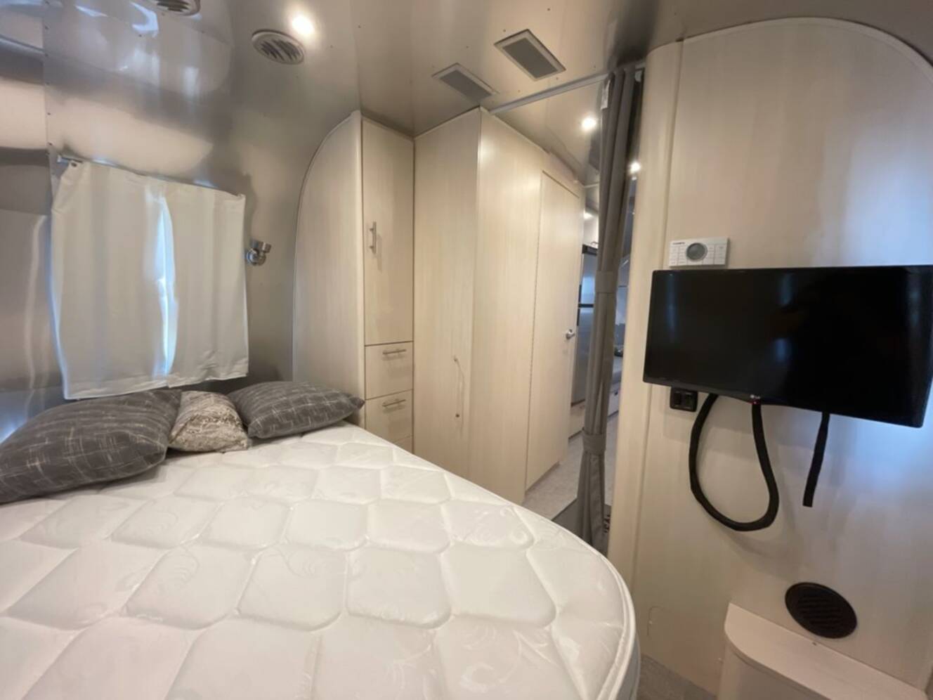 A photo of this 2022 Airstream Flying Cloud 25RB Queen