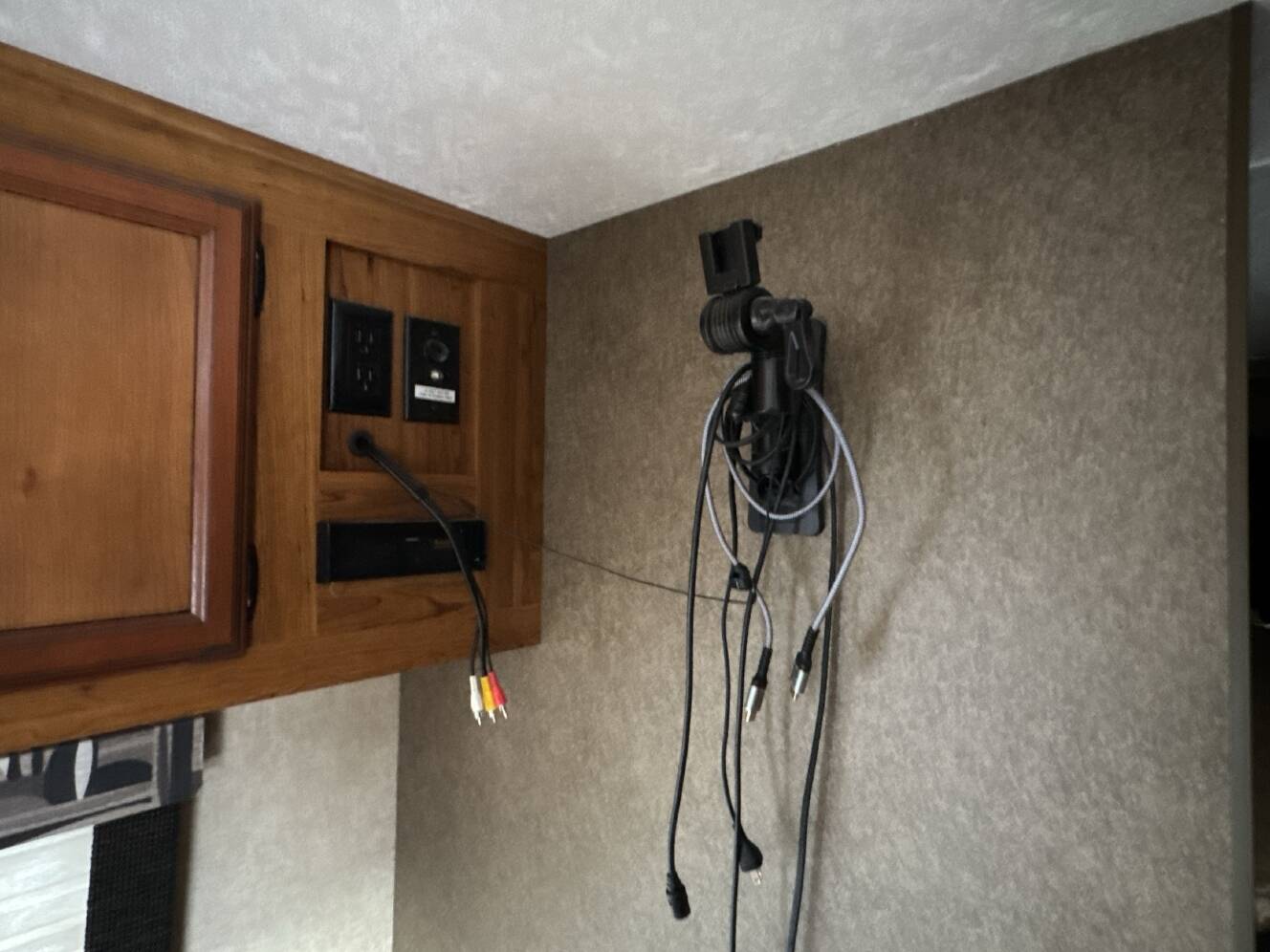 A photo of this 2015 Starcraft AR-ONE MAXX 26BH