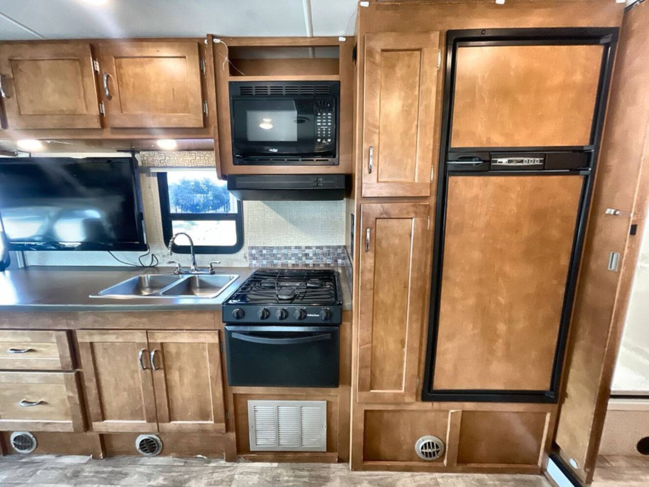 A photo of this 2018 Winnebago MINNIE WINNIE 31K