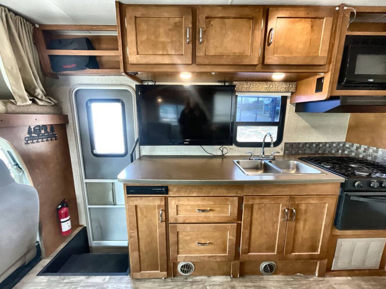 A photo of this 2018 Winnebago MINNIE WINNIE 31K