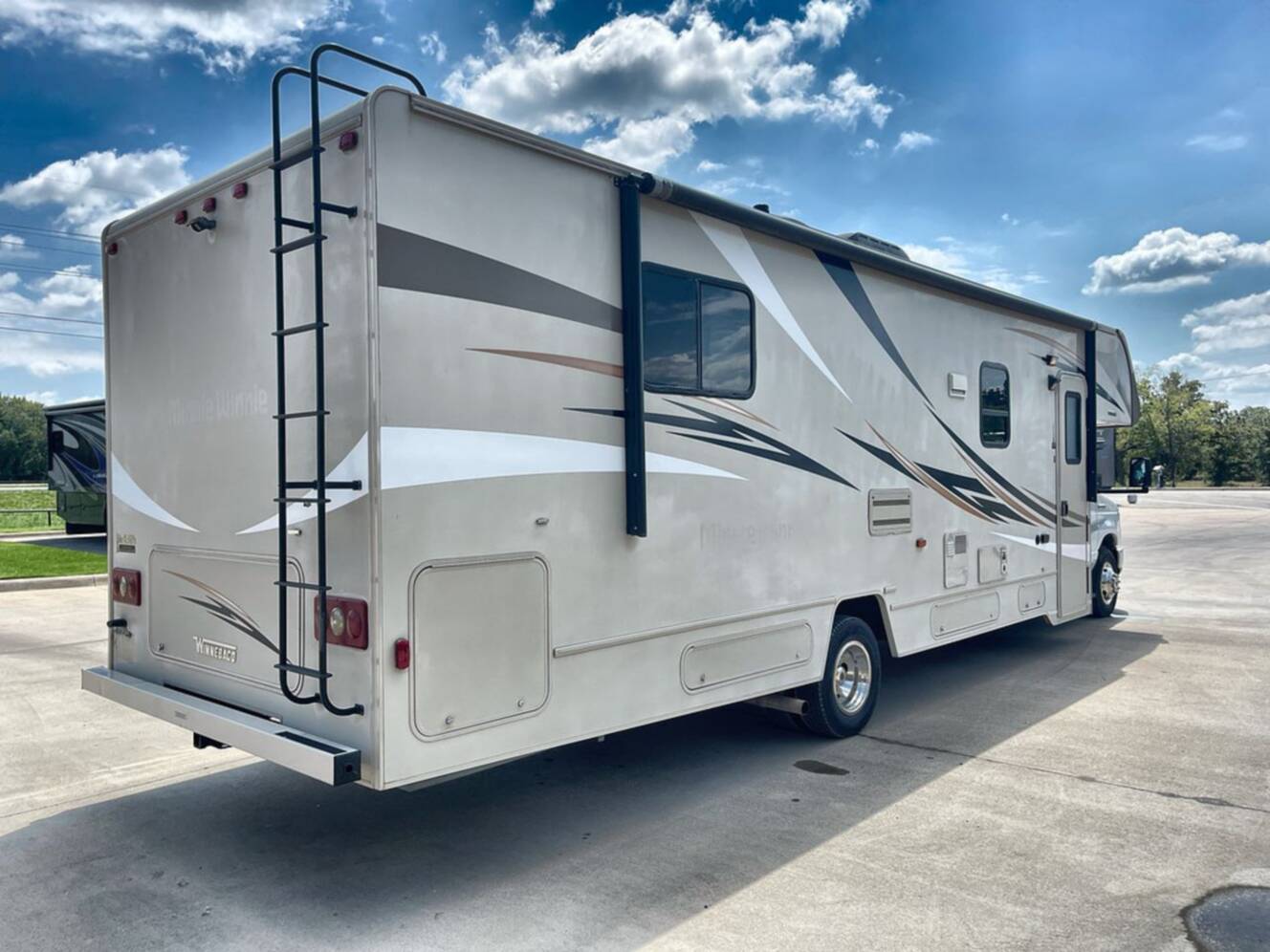 A photo of this 2018 Winnebago MINNIE WINNIE 31K