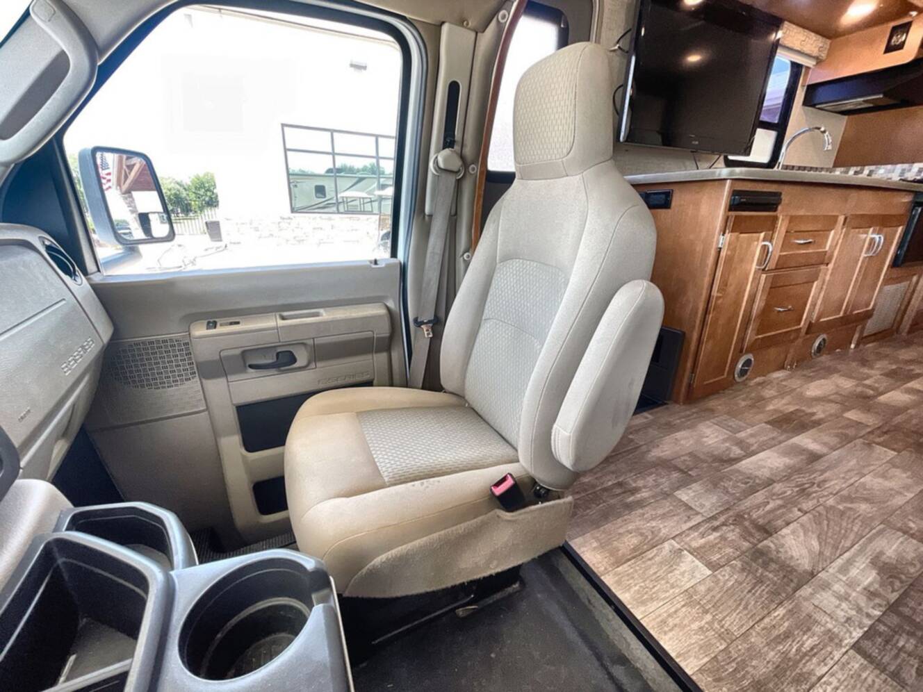 A photo of this 2018 Winnebago MINNIE WINNIE 31K