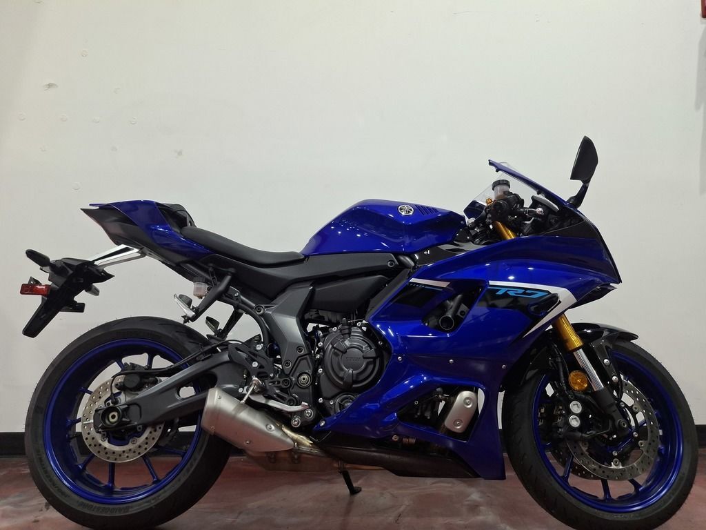 2025 Yamaha YZF-R7 Sportbike motorcycle