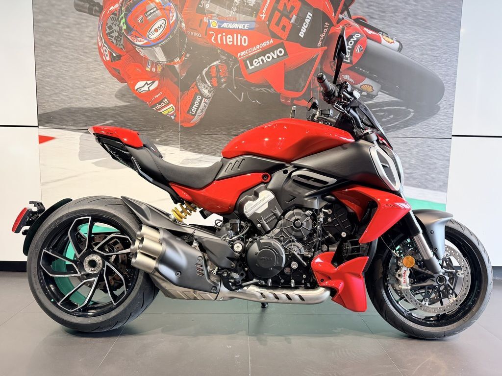2025 Ducati Diavel V4 Ducati Red V4 in Pompano Beach, FL
