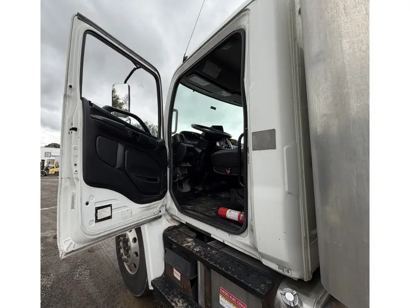 2016 HINO 268