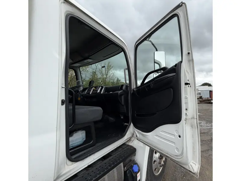 2016 HINO 268