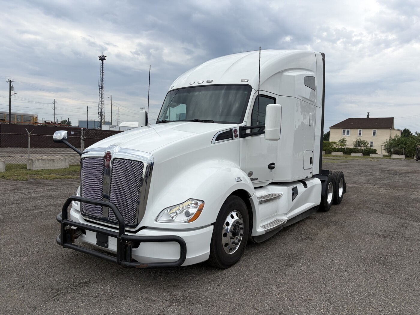 2022 KENWORTH T680 in Dearborn, MI