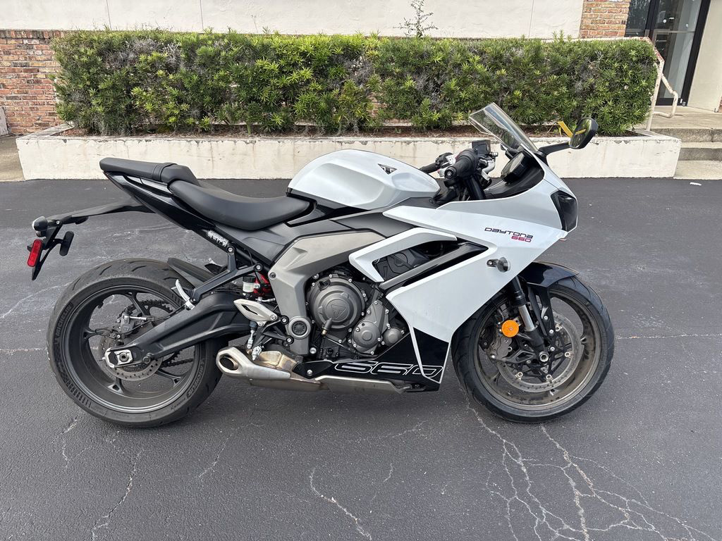 2025 Triumph Daytona 660 Snowdonia WhiteSapphire Black 660 in Daytona Beach, FL