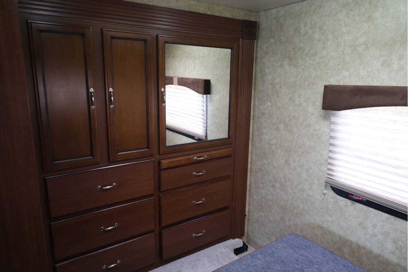 A photo of this 2013 Fleetwood Storm 32BH