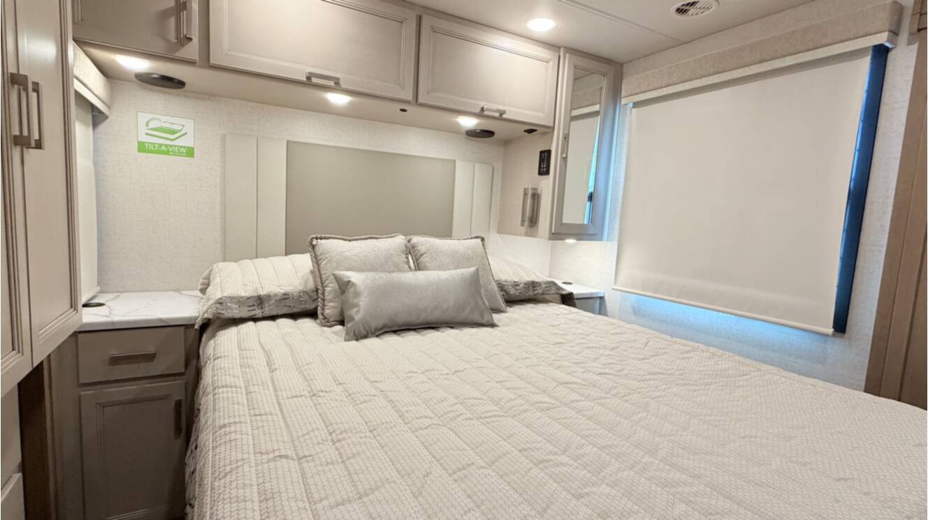 A photo of this 2026 Thor Motor Coach PALAZZO GT 33.6