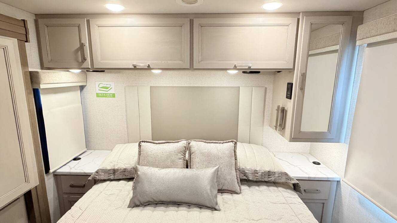A photo of this 2026 Thor Motor Coach PALAZZO GT 33.6