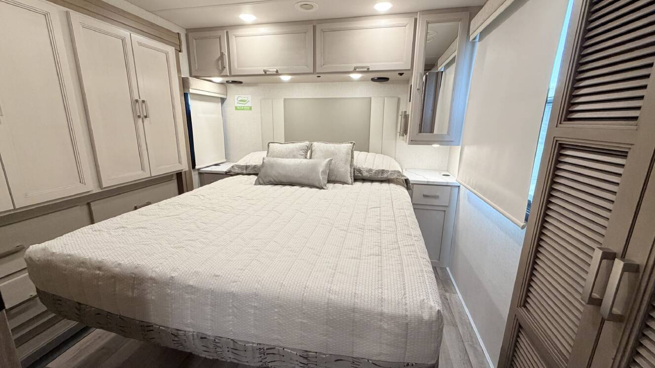 A photo of this 2026 Thor Motor Coach PALAZZO GT 33.6