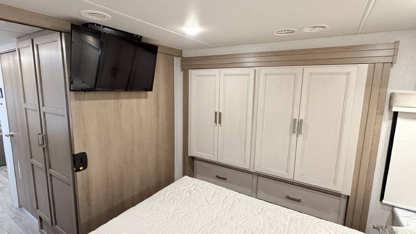 A photo of this 2026 Thor Motor Coach PALAZZO GT 33.6