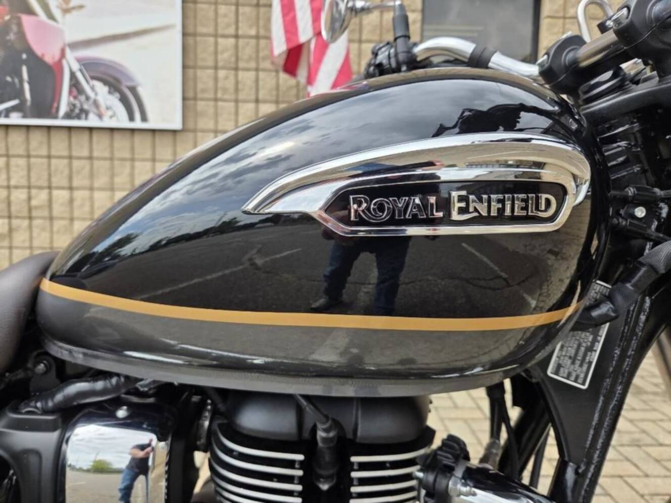 A photo of this 2027 Royal Enfield METEOR 350 SUPERNOVA BLACK