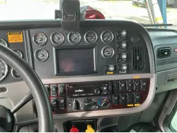 2017 PETERBILT 389