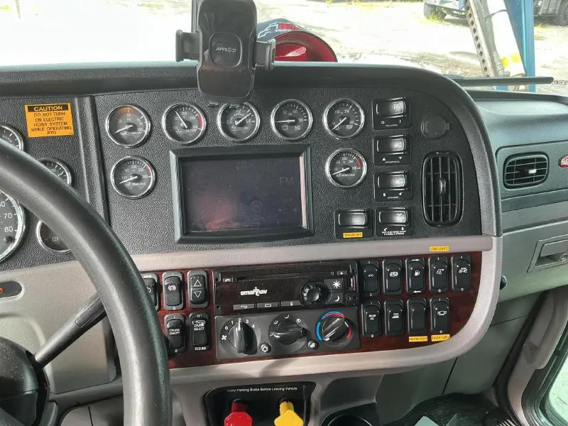 2017 PETERBILT 389