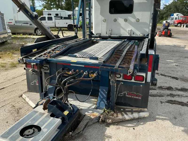 2017 PETERBILT 389