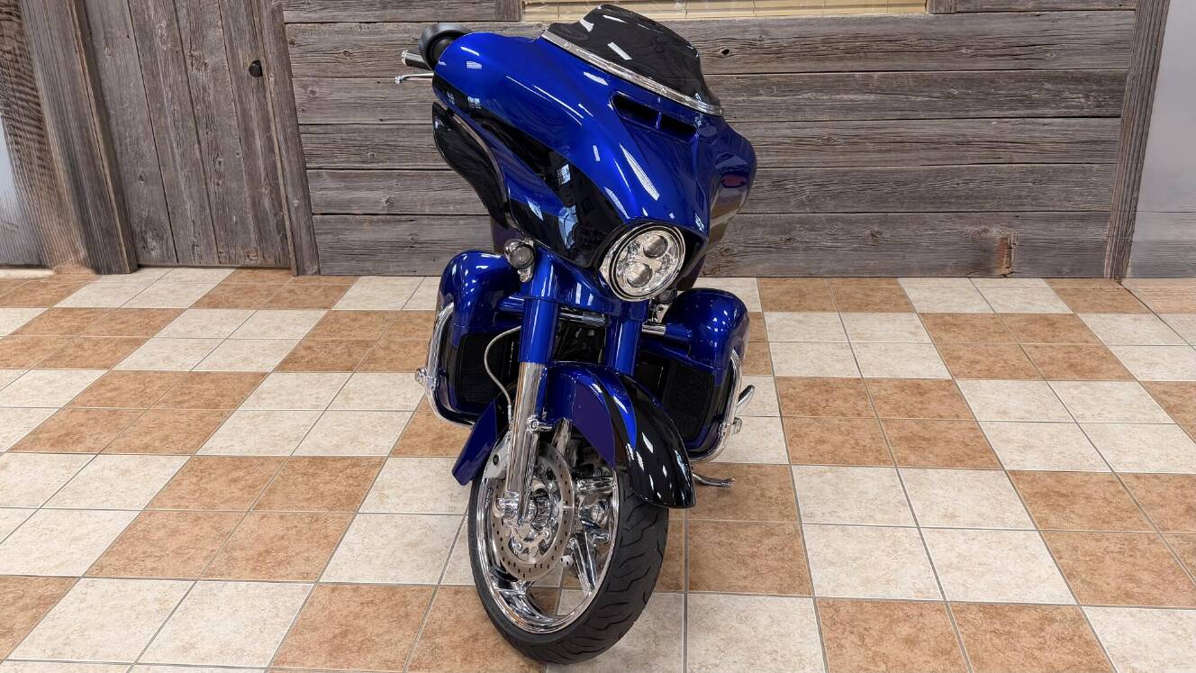 A photo of this 2017 Harley-Davidson CVO Street Glide