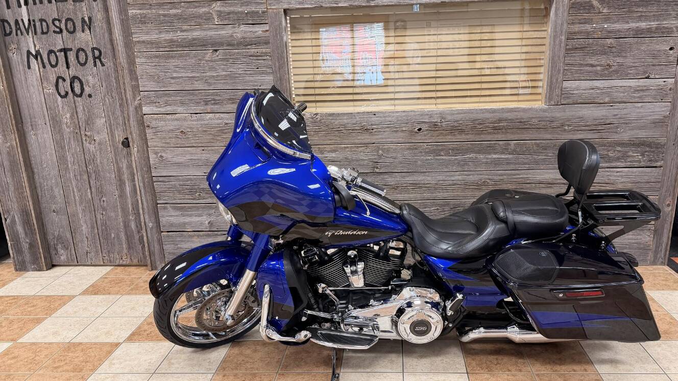 A photo of this 2017 Harley-Davidson CVO Street Glide