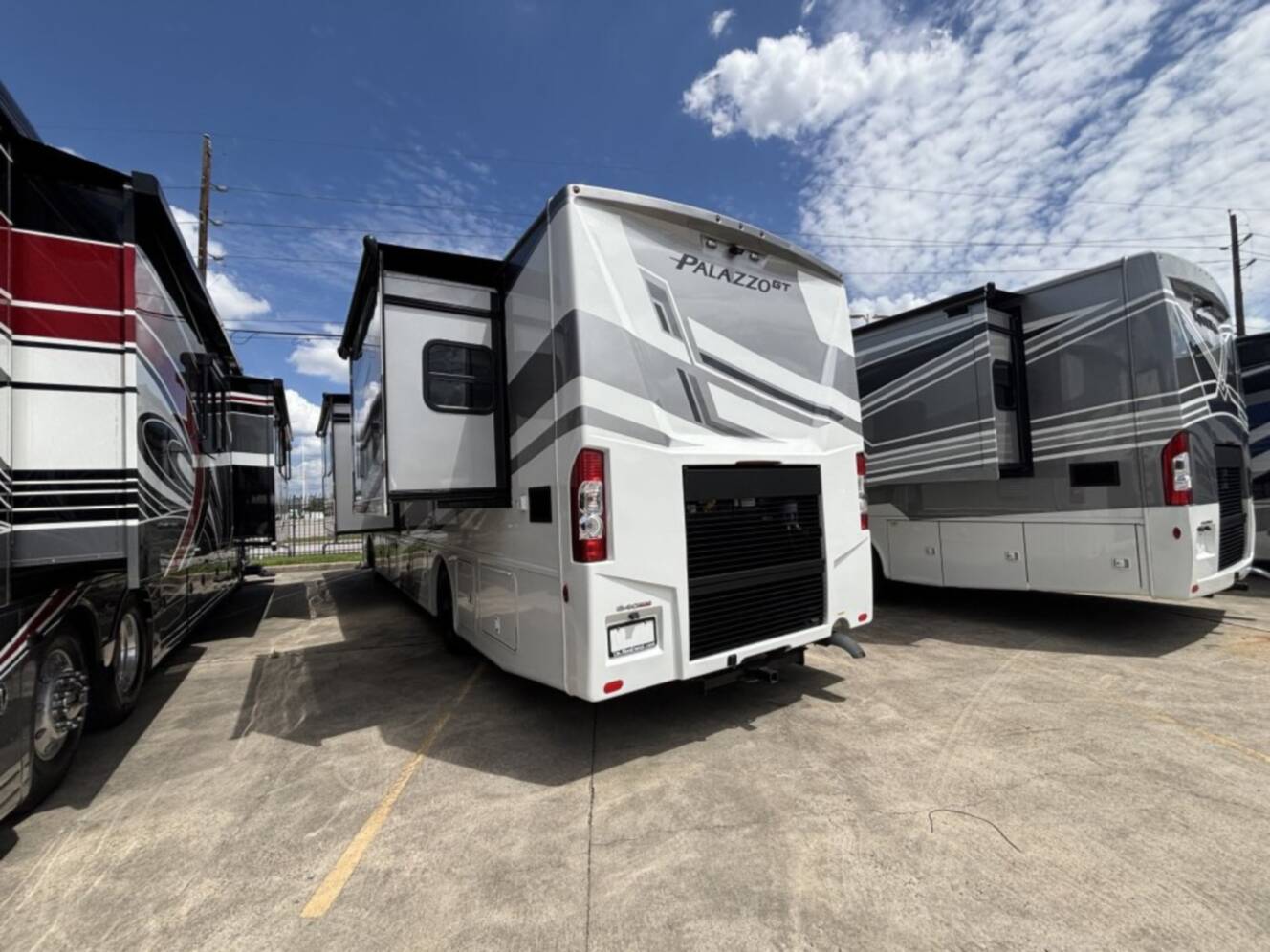 A photo of this 2026 Thor Motor Coach PALAZZO GT 37.4